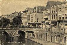 1207 Gezicht op de Oudegracht Weerdzijde te Utrecht uit het zuidwesten met de huizen aan de oostzijde en de Jacobibrug.